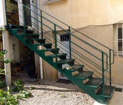 Escalier fer marche antidérapantes