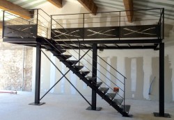 Mezzanine et escalier métallique